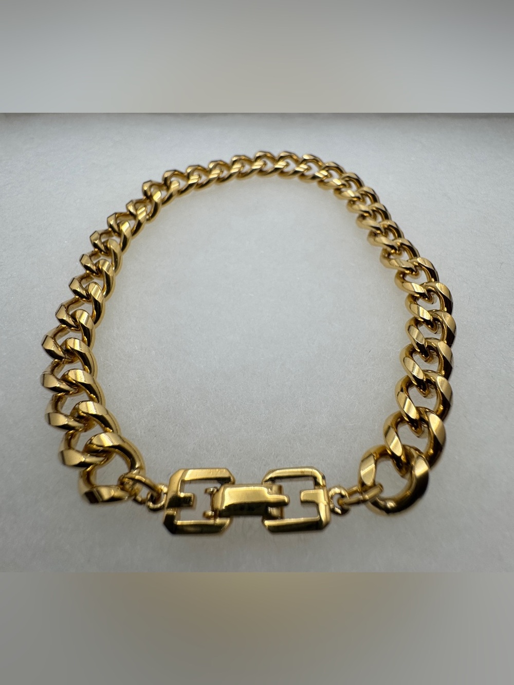 Givenchy Gold-Tone Curb Bracelet with Signature Link Clasp Size: 8.5 Unisex - Picture 7 of 14